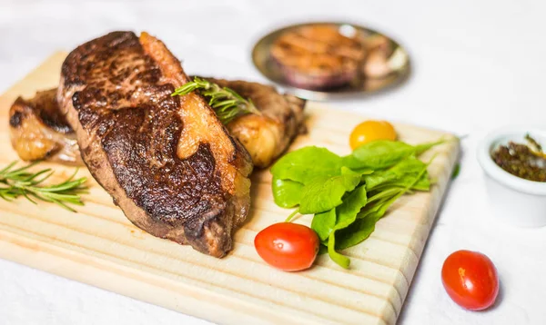 New York Streifen Porterhouse Steak Rindfleisch mit garniert und Gewürzen — Stockfoto