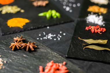 Arduvaz üzerinde farklı renkli kontrast baharatlar ve tohumlar büyük seçim