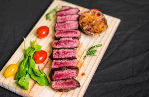 New York strip Porterhouse steak rundvlees met gegarneerd en specerijen — Stockfoto