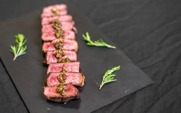 Nova york tira carne de porco bife carne com guarnição e especiarias — Fotografia de Stock