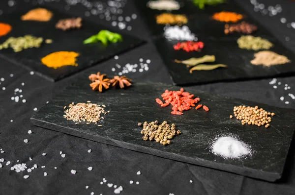 Arduvaz üzerinde farklı renkli kontrast baharatlar ve tohumlar büyük seçim — Stok fotoğraf