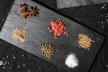 Arduvaz üzerinde farklı renkli kontrast baharatlar ve tohumlar büyük seçim