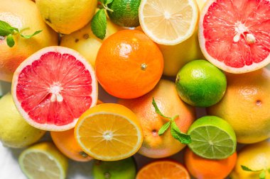 Limon, kireç, turuncu, greyfurt, Mandalina gibi renkli narenciye meyveleri