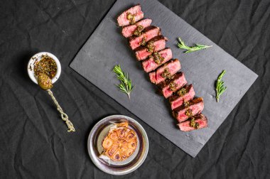 New York Strip porterhouse biftek sığır eti ile süslenmiş ve baharatlar