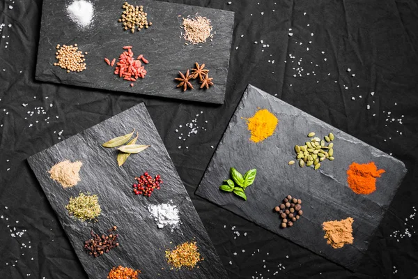 Arduvaz üzerinde farklı renkli kontrast baharatlar ve tohumlar büyük seçim — Stok fotoğraf