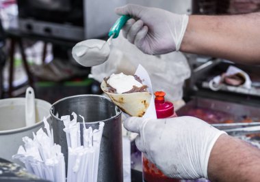 Şef bir sokak gıda pazarında kebap ve ızgara shawarma et hazırlanıyor