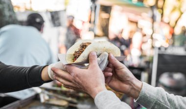 Bir sokak gıda pazarında Şef bir taco hazırlanıyor