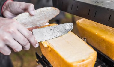 Somon ve raclette eritilmiş peynir ile sokak gıda pazarında sandviç hazırlanması