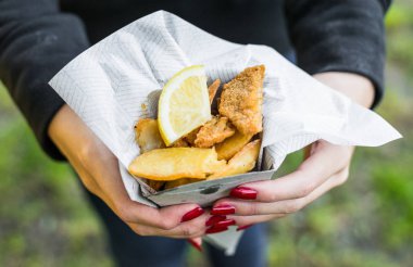 Bir sokak gıda pazarında geleneksel balık ve cips yakın fotoğraf