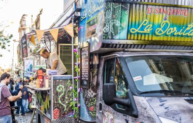 Buenos Aires, Arjantin - 10 Haziran 2017: Sokak gıda pazarı festivalinde insanlar