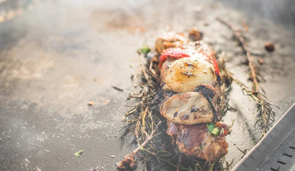 Vlees met groenten bakken en roken op een straatvoedsel markt — Stockfoto