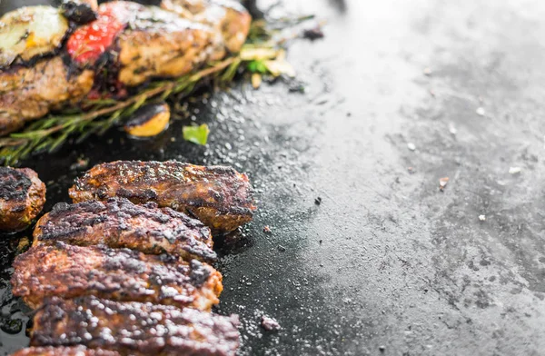 Carne com legumes fritando e fumando em um mercado de comida de rua — Fotografia de Stock