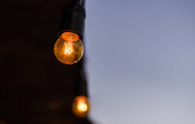 Antika asılmış ampuller. Tatiller ve iş dünyası iyi fikir..