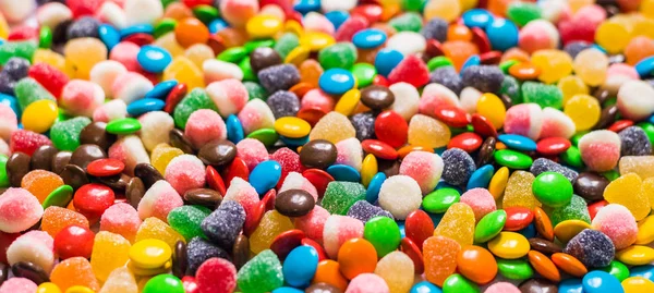 Асортимент солодкого десерту барвистий жувальний желе та шоколадні цукерки — стокове фото