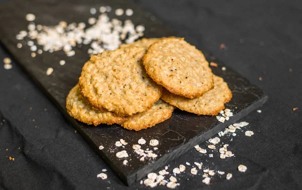 Biscuits à l'avoine au beurre d'arachide sur fond noir — Photo