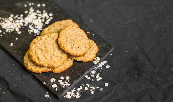 Biscuits à l'avoine au beurre d'arachide sur fond noir — Photo