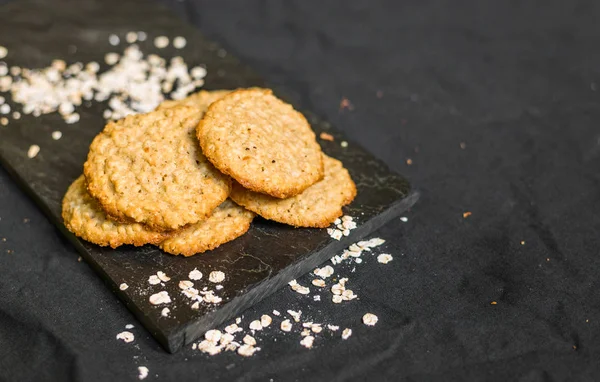 Biscuits à l'avoine au beurre d'arachide sur fond noir — Photo