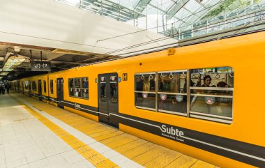 Buenos Aires, Arjantin - 22 Haziran 2017: Yeni Constitucion istasyonunda tren