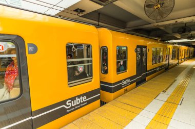 Buenos Aires, Arjantin - 22 Haziran 2017: Yeni Constitucion istasyonunda tren