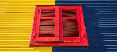 Renkli eski pencereleri olan soyut bir arka plan.