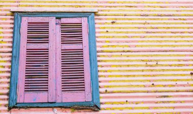 Renkli eski pencereleri olan soyut bir arka plan.