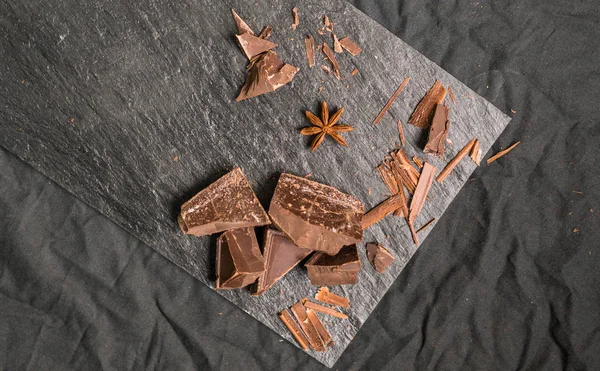 Siyah arka plan karşı çikolata cips ile Çikolata. — Stok fotoğraf