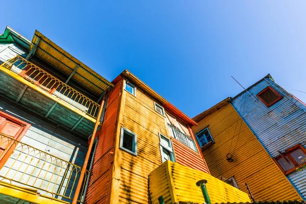 Casas coloridas tradicionais em Caminito no bairro La Boca, Buenos Aires . — Fotografia de Stock