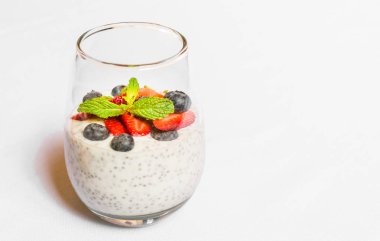 Beyaz arka plan karşı chia tohumu ile Kahvaltı yoğurt. 