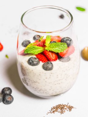 Beyaz arka plan karşı chia tohumu ile Kahvaltı yoğurt. 