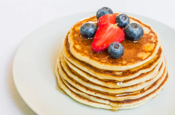 Amerikanische Pfannkuchen mit Honig vor weißem Hintergrund. — Stockfoto