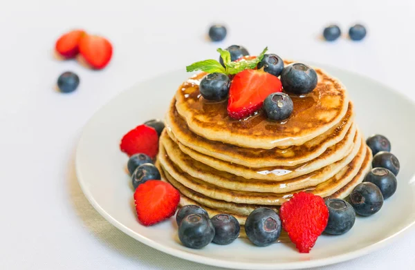 Panqueques americanos con miel sobre fondo blanco . — Foto de Stock