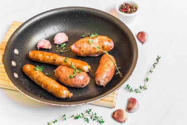 Bir tavada ızgara barbekü chorizo et sosis.