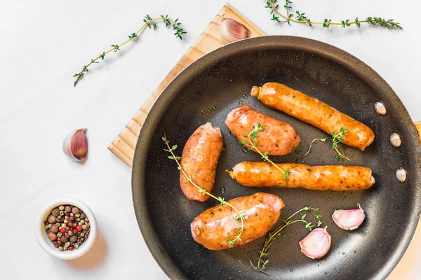 Grillad grill chorizo kött korv i en stekpanna. — Stockfoto