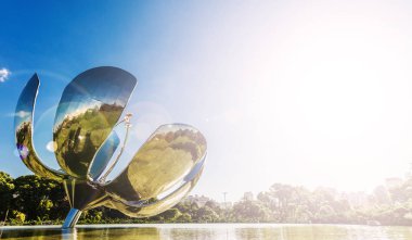 Floralis Buenos Aires'teki generica anıtı. Özel güneş ve mercek parlaması etkisi.