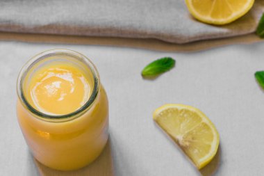 Beyaz arka plan karşı cam bir kavanozda Limon lor krem.