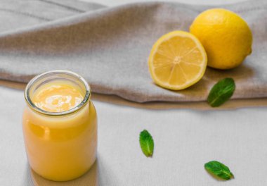 Beyaz arka plan karşı cam bir kavanozda Limon lor krem.