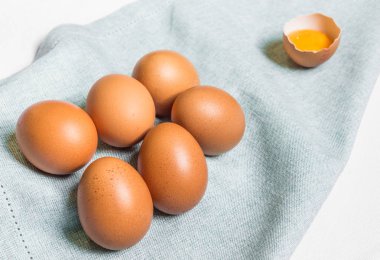 Beyaz ve mavi arka plana karşı taze tavuk yumurtası.