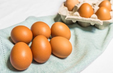 Beyaz ve mavi arka plana karşı taze tavuk yumurtası.