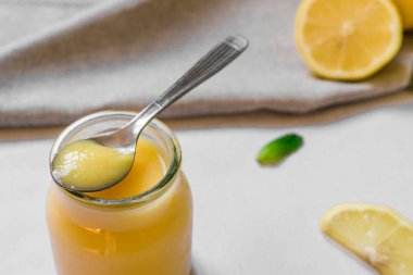 Beyaz arka plan karşı cam bir kavanozda Limon lor krem.