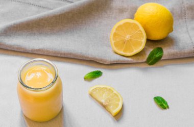 Beyaz arka plan karşı cam bir kavanozda Limon lor krem.