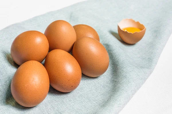 Beyaz ve mavi arka plana karşı taze tavuk yumurtası.