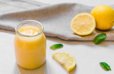 Beyaz arka plan karşı cam bir kavanozda Limon lor krem.