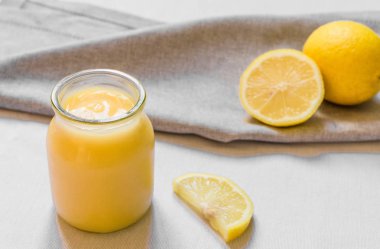 Beyaz arka plan karşı cam bir kavanozda Limon lor krem.