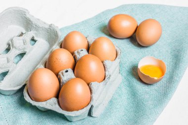 Beyaz ve mavi arka plana karşı taze tavuk yumurtası.