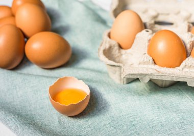 Beyaz ve mavi arka plana karşı taze tavuk yumurtası.