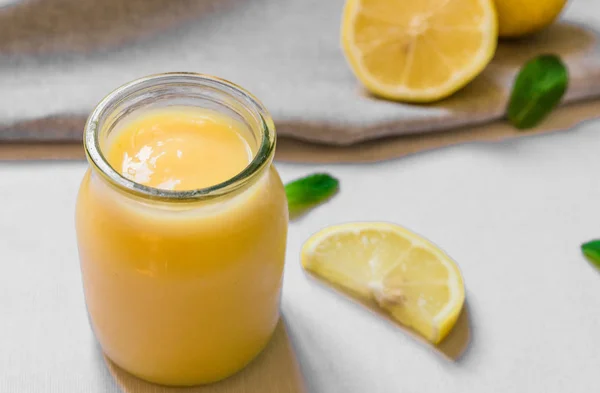 Krim dadih lemon dalam botol kaca dengan latar belakang putih . — Stok Foto