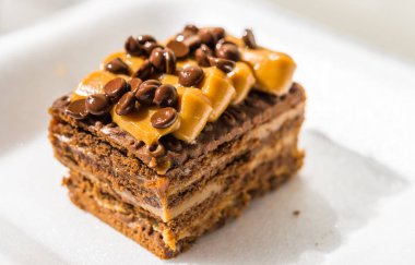 Bir sokak gıda pazarında dulce de leche krem ile Çikolatalı kek.