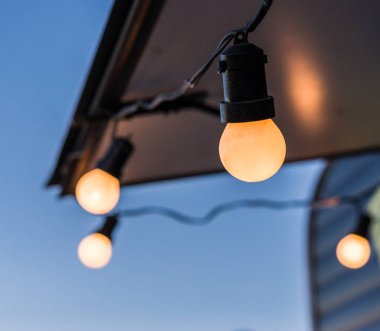 Bir sokak gıda pazarında Vintage antika asılı ampuller.