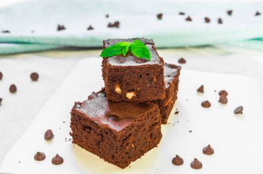 Beyaz arka planda koyu çikolata ve kakao brownie fudge kek tatlı