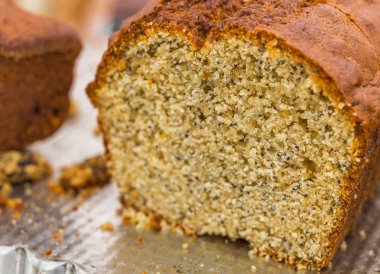 Bir sokak gıda pazarında Lezzetli meyve limon pound kek.